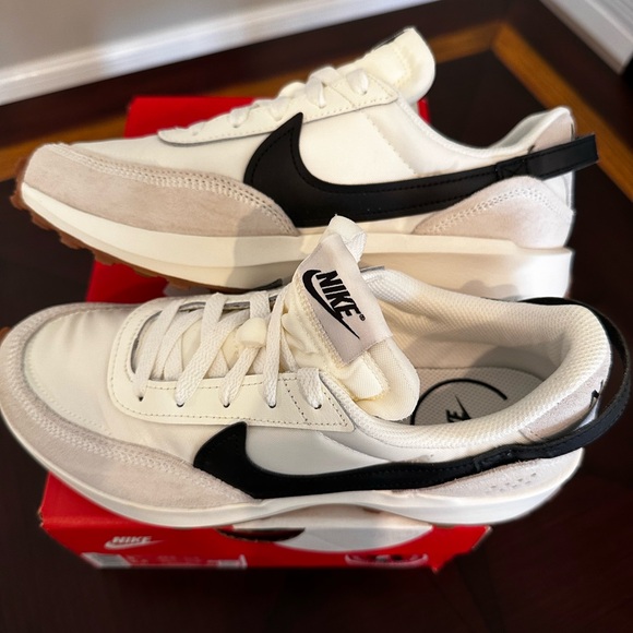Nike White and Black Athletic Shoes BRAND NEW - Picture 3 of 12